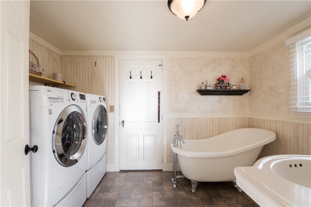 1683 West Main Road Middletown, RI 02842 - Photo 20 of 40