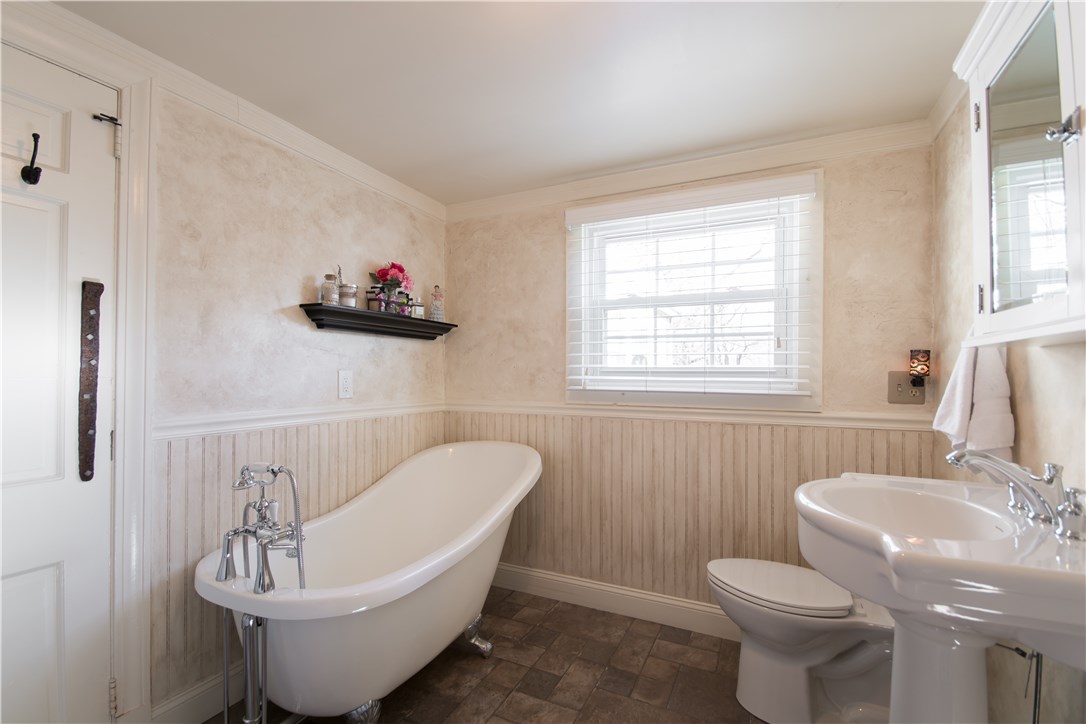 1683 West Main Road Middletown, RI 02842 - Photo 21 of 40