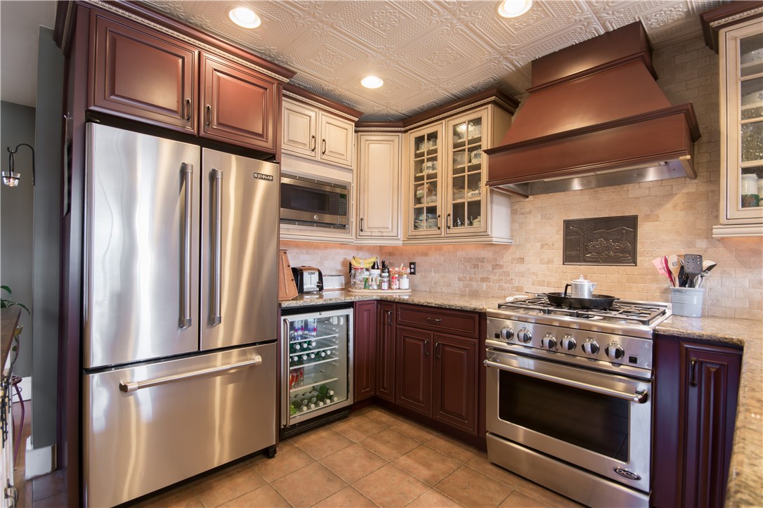 1683 West Main Road Middletown, RI 02842 - Photo 3 of 40