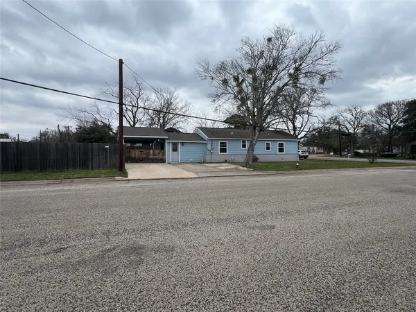 $203,000 | 711 North Grimes Street, Giddings, TX 78942