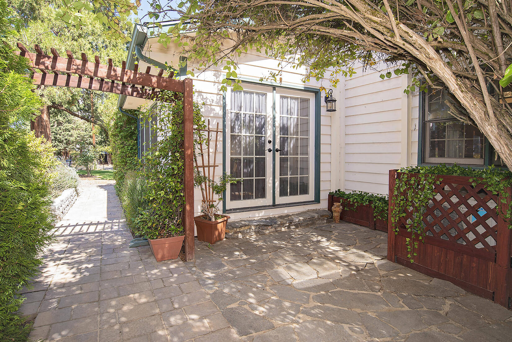 1763 Camp Baker Road Medford, OR 97501 - Photo 24 of 34 Beautiful courtyard
