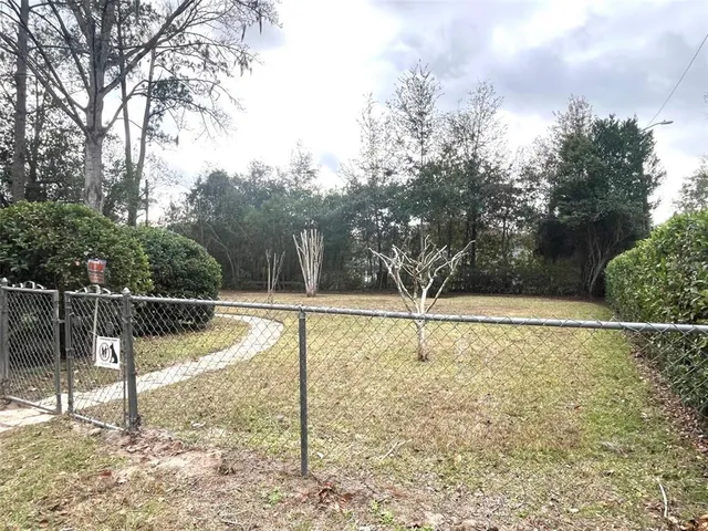 a view of a backyard