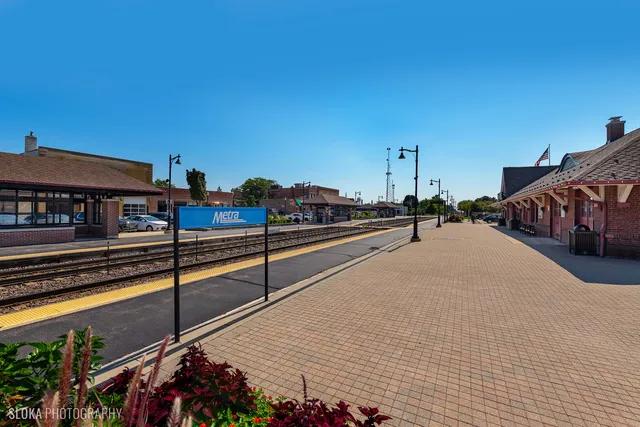 $1,900 | 71 North Williams Street, Unit 201, Crystal Lake, IL 60014