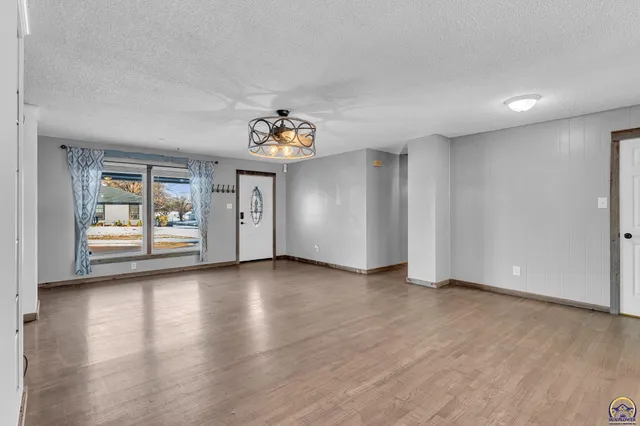 $285,000 | 3101 Southwest 32nd Street, Topeka, KS 66614