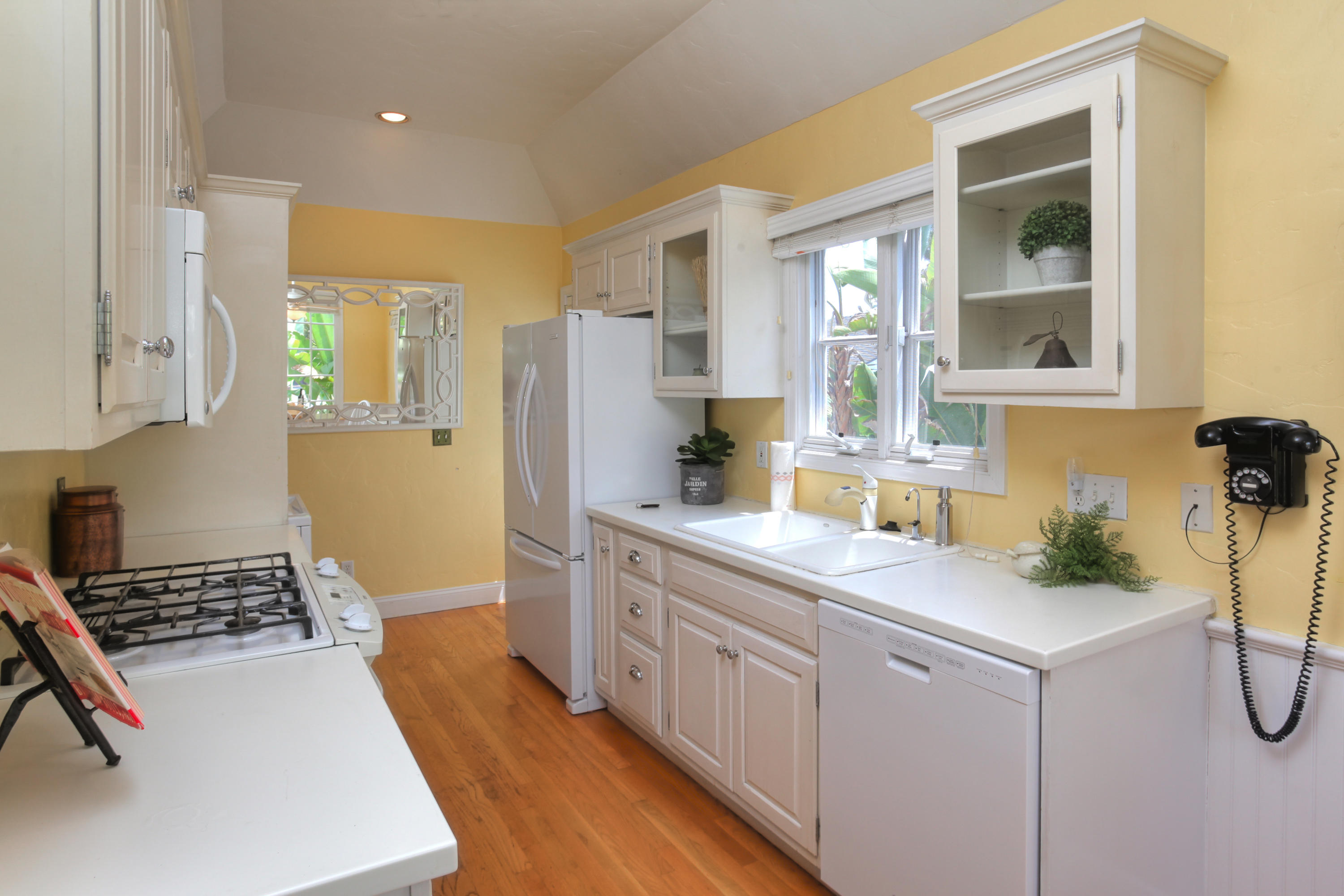 1624 Clearview Road Santa Barbara, CA 93101 - Photo 7 of 15 Kitchen