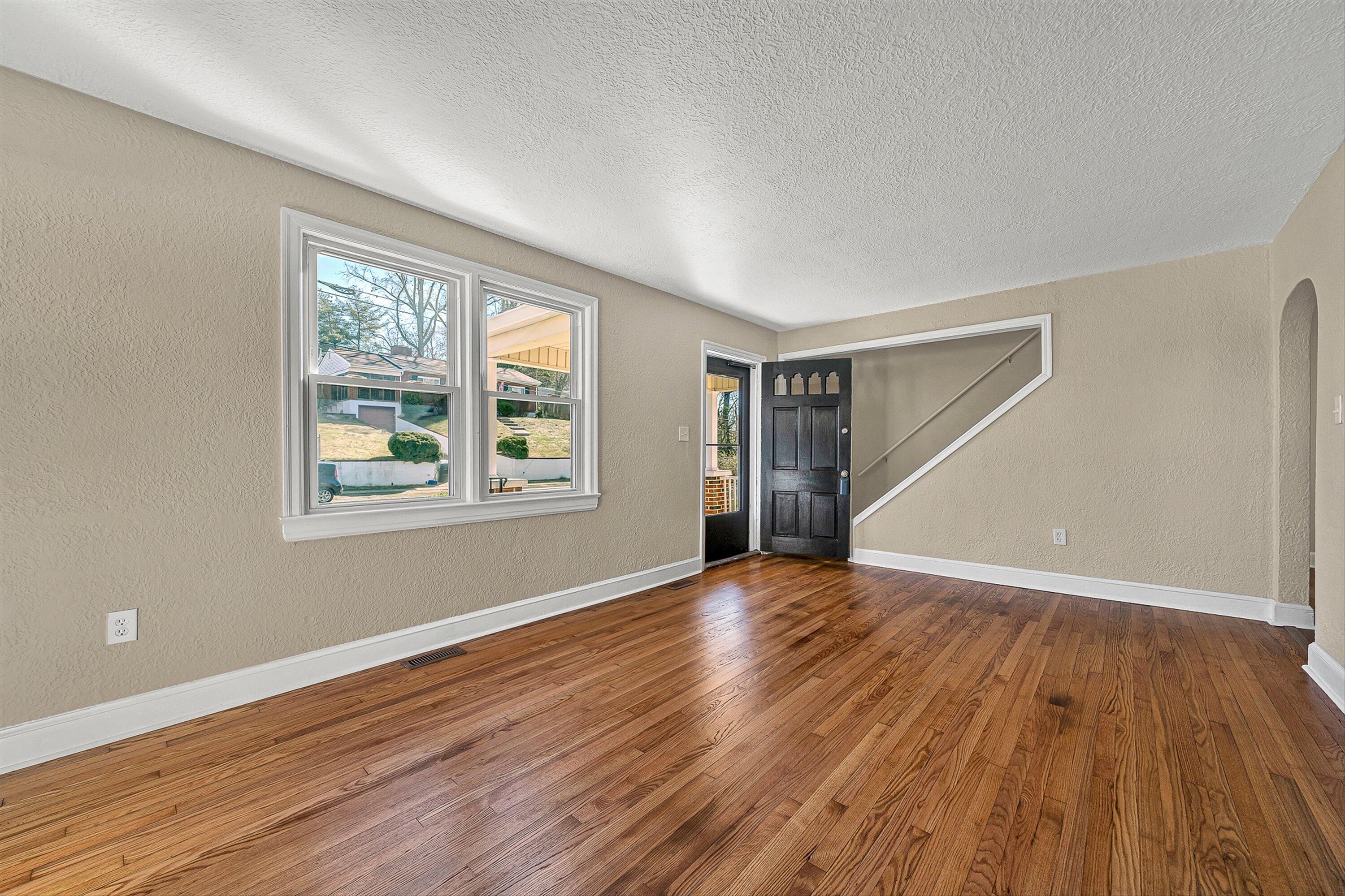 2106 Colgate Street Northeast Roanoke, VA 24012 - Photo 5 of 26 06-VM-03637