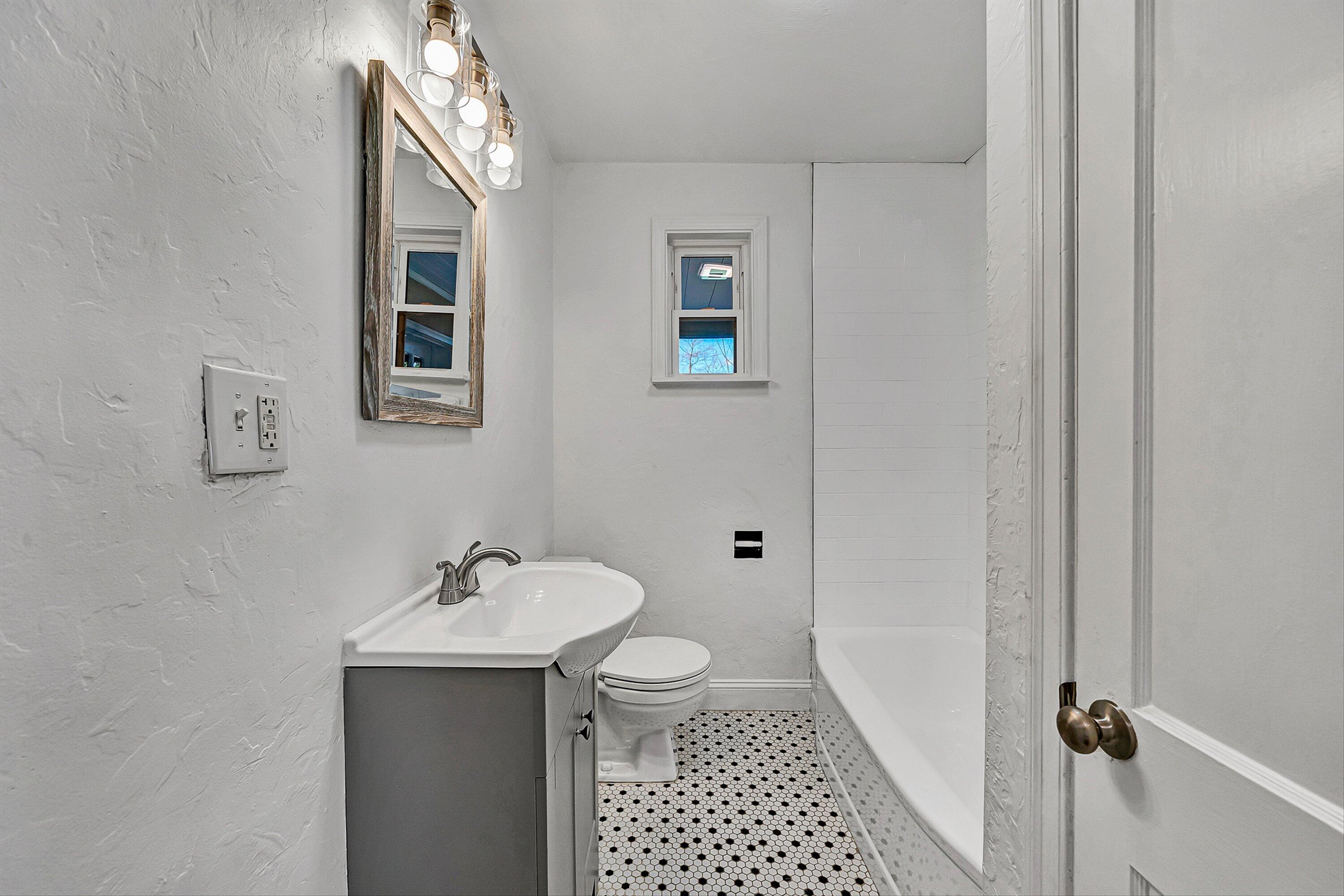2106 Colgate Street Northeast Roanoke, VA 24012 - Photo 9 of 26 10-VM-03694