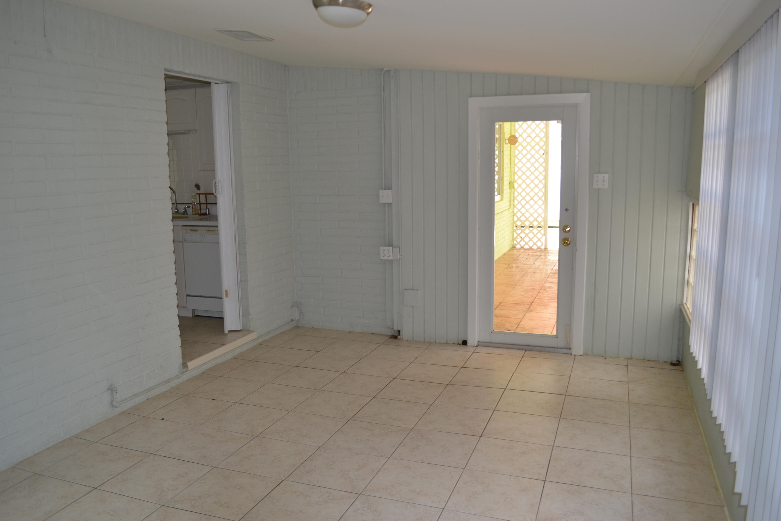 39 Bass Avenue Key Largo, FL 33037 - Photo 7 of 25 an empty room that has a window in it