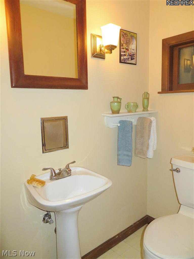 2357 Middleton Road Hudson, OH 44236 - Photo 16 of 25 Updated 1st Floor Powder Rm & Pedistal Sink.