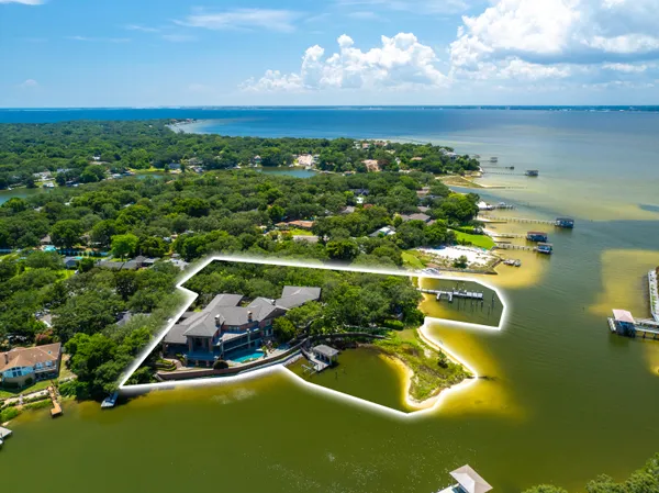 $10,000,000 | 204 Laura Lane, Gulf Breeze, FL 32561