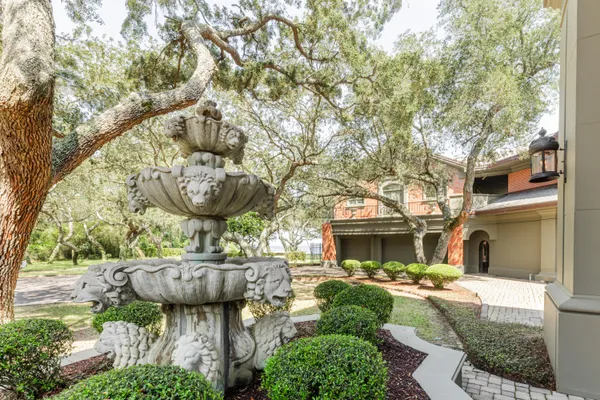 $10,000,000 | 204 Laura Lane, Gulf Breeze, FL 32561