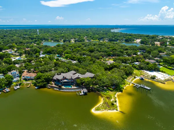 $10,000,000 | 204 Laura Lane, Gulf Breeze, FL 32561
