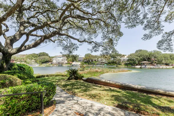 $10,000,000 | 204 Laura Lane, Gulf Breeze, FL 32561