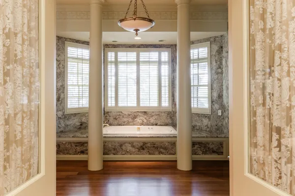 $10,000,000 | 204 Laura Lane, Gulf Breeze, FL 32561