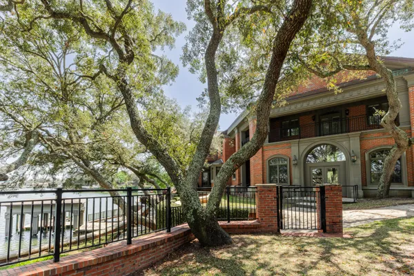 $10,000,000 | 204 Laura Lane, Gulf Breeze, FL 32561