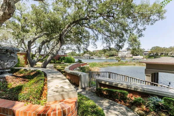 $10,000,000 | 204 Laura Lane, Gulf Breeze, FL 32561