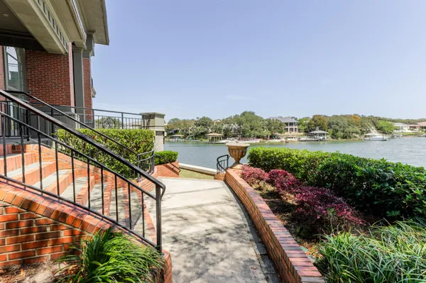 $10,000,000 | 204 Laura Lane, Gulf Breeze, FL 32561