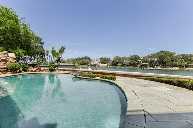 $10,000,000 | 204 Laura Lane, Gulf Breeze, FL 32561