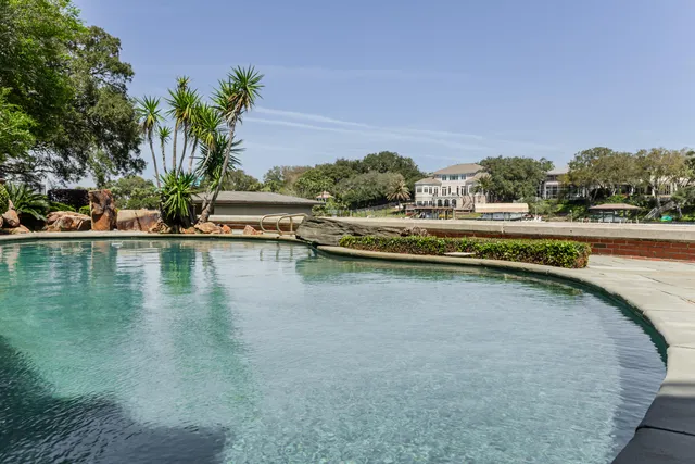 $10,000,000 | 204 Laura Lane, Gulf Breeze, FL 32561