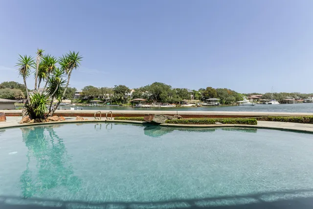 $10,000,000 | 204 Laura Lane, Gulf Breeze, FL 32561