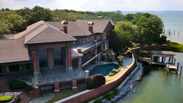 $10,000,000 | 204 Laura Lane, Gulf Breeze, FL 32561