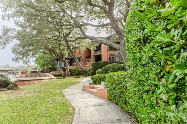 $10,000,000 | 204 Laura Lane, Gulf Breeze, FL 32561