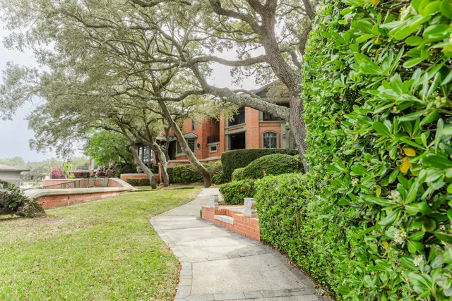 $10,000,000 | 204 Laura Lane, Gulf Breeze, FL 32561