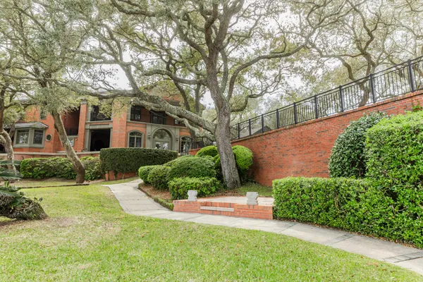 $10,000,000 | 204 Laura Lane, Gulf Breeze, FL 32561