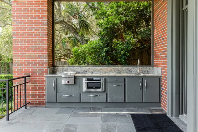 $10,000,000 | 204 Laura Lane, Gulf Breeze, FL 32561