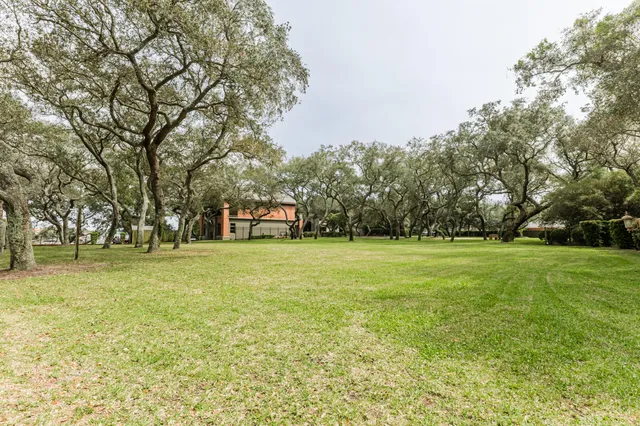 $10,000,000 | 204 Laura Lane, Gulf Breeze, FL 32561