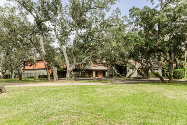 $10,000,000 | 204 Laura Lane, Gulf Breeze, FL 32561