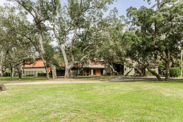 $10,000,000 | 204 Laura Lane, Gulf Breeze, FL 32561