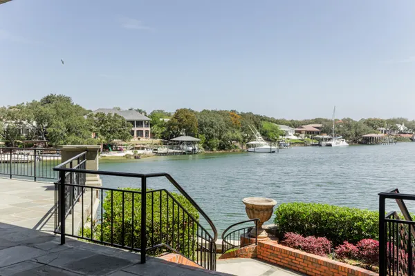 $10,000,000 | 204 Laura Lane, Gulf Breeze, FL 32561