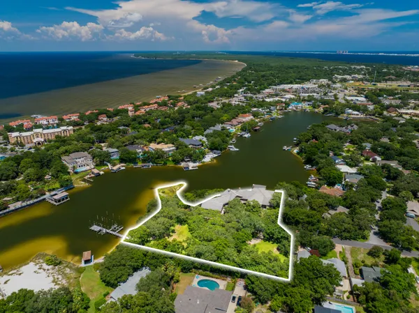 $10,000,000 | 204 Laura Lane, Gulf Breeze, FL 32561