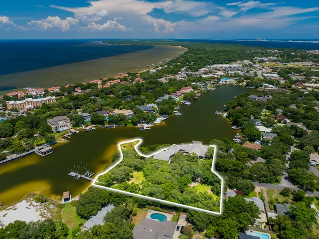$10,000,000 | 204 Laura Lane, Gulf Breeze, FL 32561