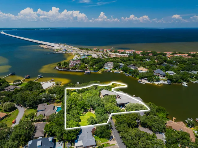 $10,000,000 | 204 Laura Lane, Gulf Breeze, FL 32561