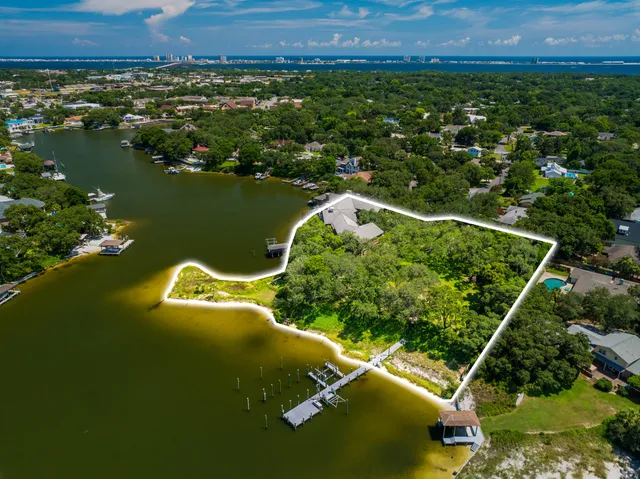 $10,000,000 | 204 Laura Lane, Gulf Breeze, FL 32561