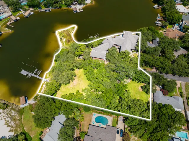 $10,000,000 | 204 Laura Lane, Gulf Breeze, FL 32561