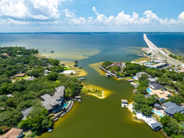 $10,000,000 | 204 Laura Lane, Gulf Breeze, FL 32561