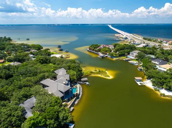 $10,000,000 | 204 Laura Lane, Gulf Breeze, FL 32561