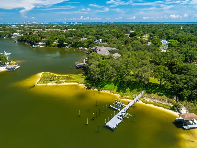 $10,000,000 | 204 Laura Lane, Gulf Breeze, FL 32561