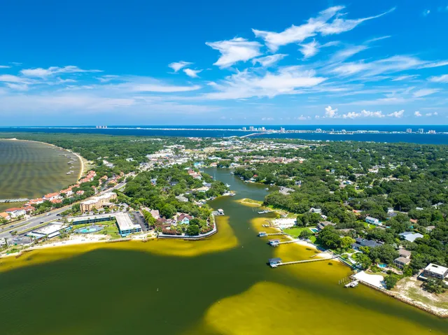 $10,000,000 | 204 Laura Lane, Gulf Breeze, FL 32561