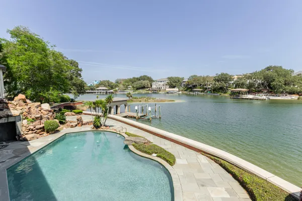$10,000,000 | 204 Laura Lane, Gulf Breeze, FL 32561