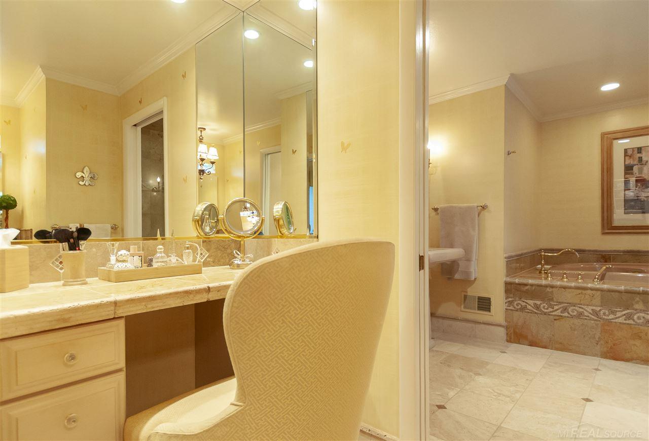 550 Roslyn Road Grosse Pointe, MI 48236 - Photo 36 of 48 31388633-35.JPG