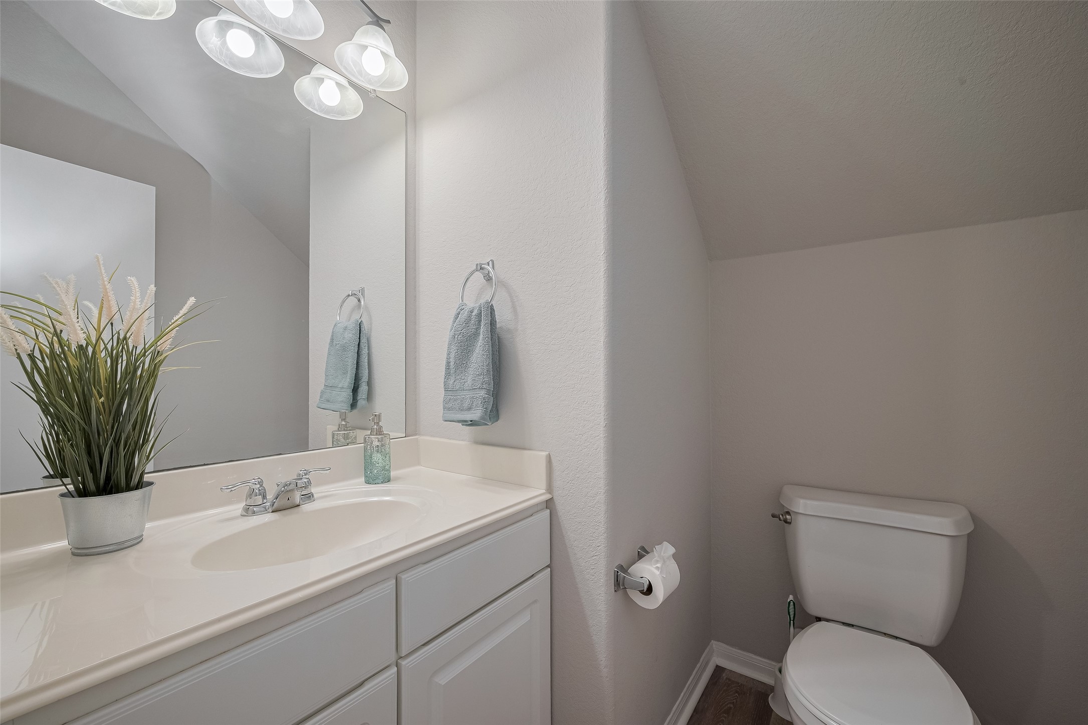 2810 Meadowbrook Lane Rosenberg, TX 77471 - Photo 16 of 39 Half bath on the first floor.