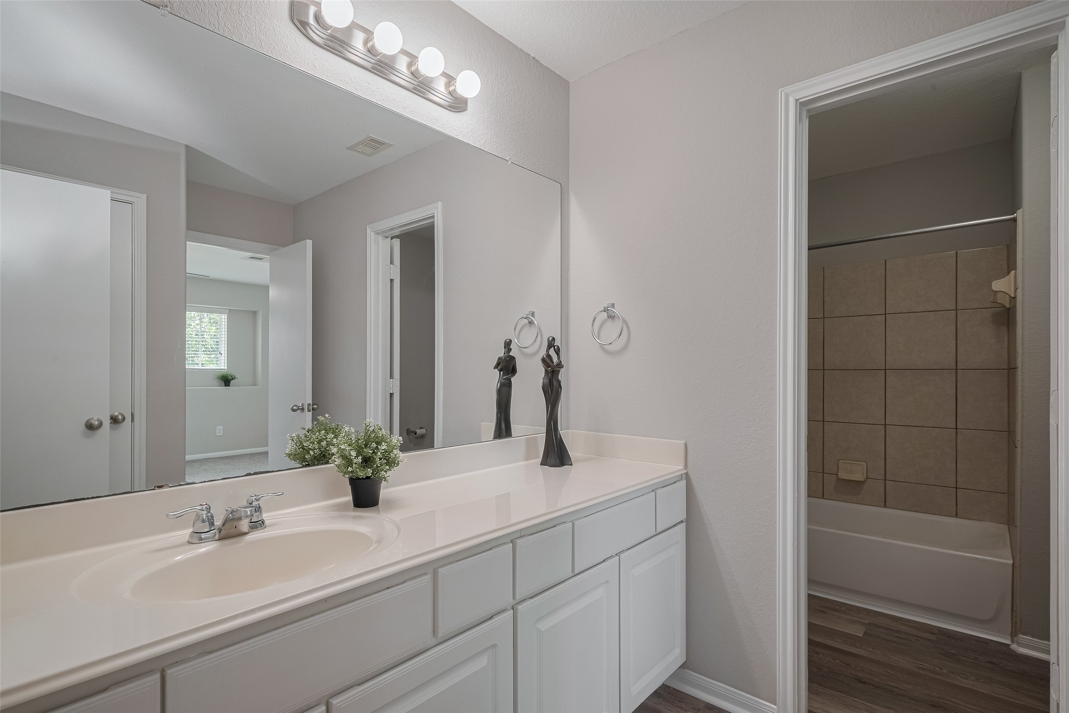 2810 Meadowbrook Lane Rosenberg, TX 77471 - Photo 23 of 39 Second Bathroom