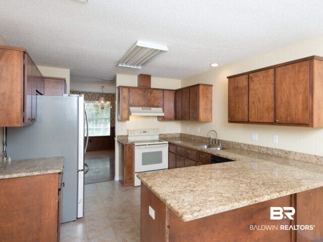 18700 East River Road South Silverhill, AL 36576 - Photo 15 of 32 Plenty or cabinets and counter space.