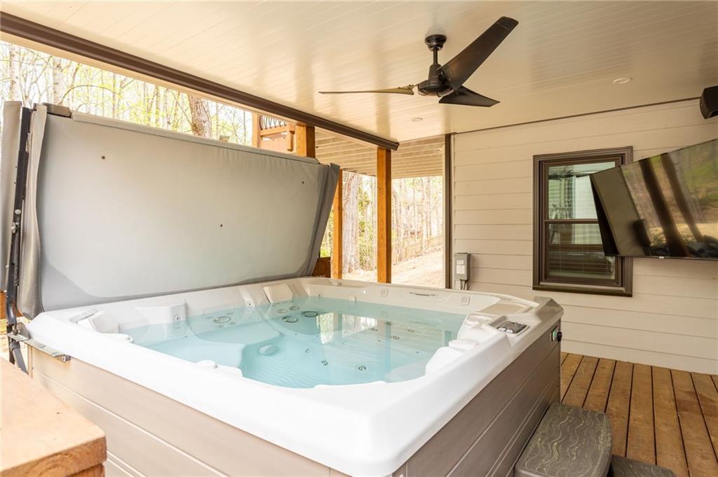 5335 Cottage Farm Road Johns Creek, GA 30022 - Photo 38 of 60 a bath tub sitting next to a window