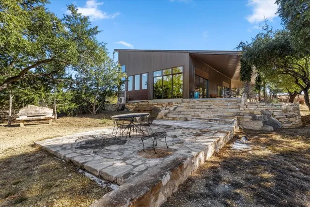 a view of a backyard