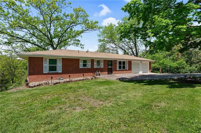 $260,000 | 904 East Golf Hill Drive, Excelsior Springs, MO 64024